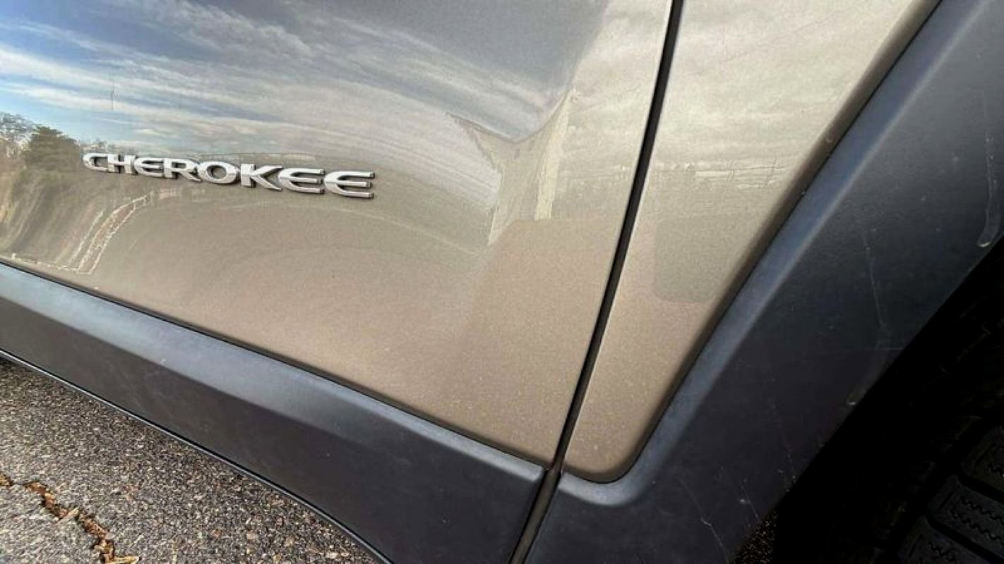 Used 2018 Jeep Cherokee Limited image 19