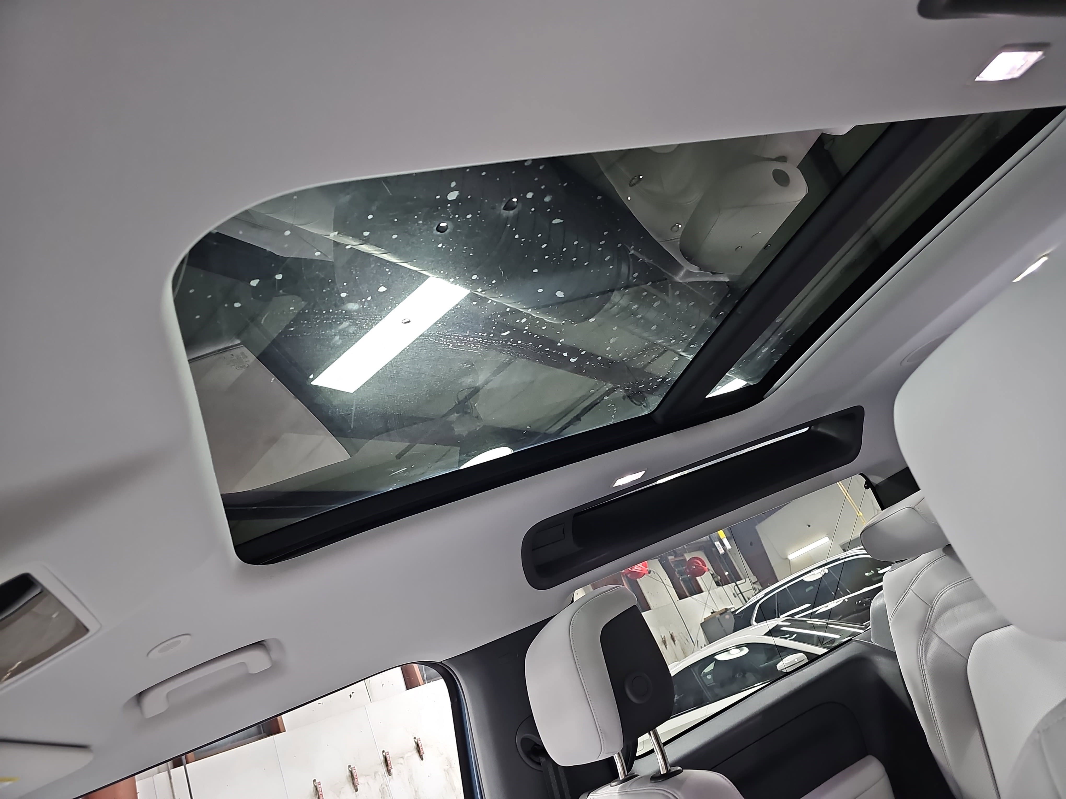 Used 2025 Land Rover Defender 90 X-Dynamic SE image 32