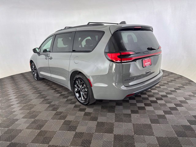 Used 2021 Chrysler Pacifica Touring w/ S Appearance Package FWD image 7