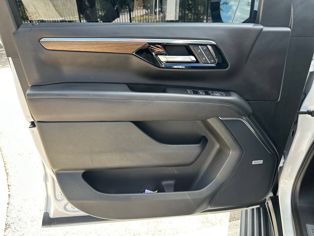 Used 2025 Chevrolet Tahoe High Country AWD/4WD image 15