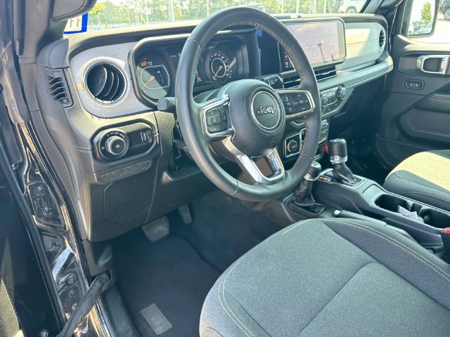 Used 2025 Jeep Wrangler Unlimited Sahara AWD/4WD image 24
