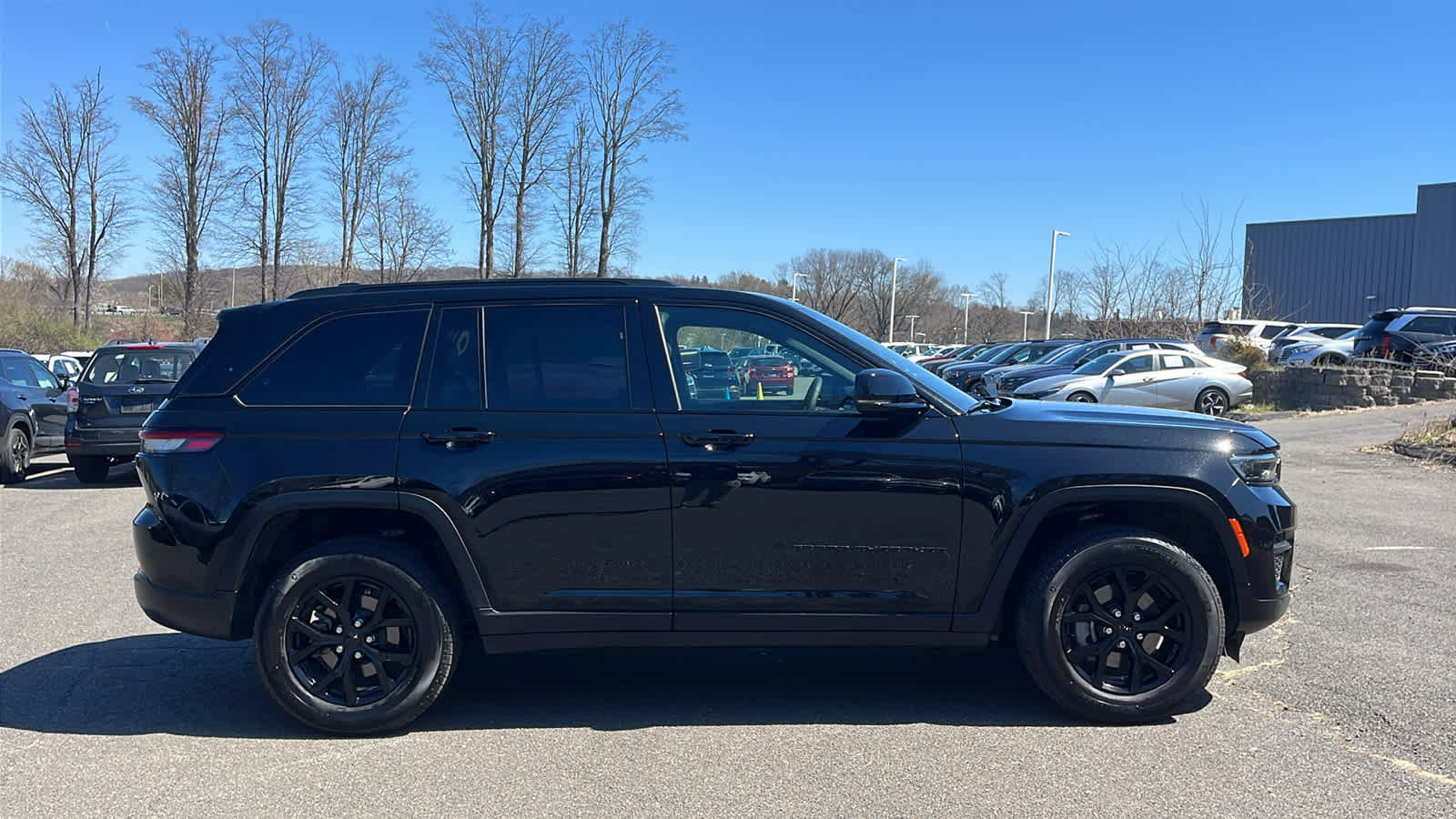Used 2025 Jeep Grand Cherokee Altitude image 8