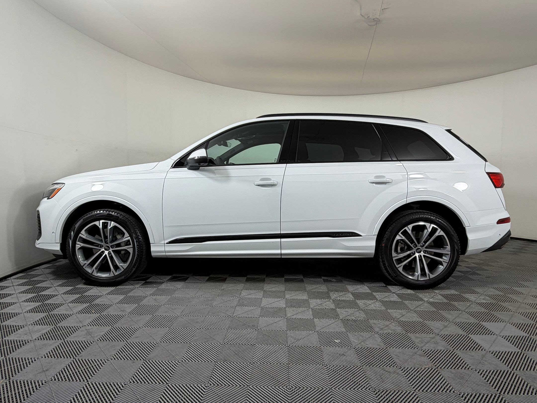 Certified 2026 Audi Q7 2.0T Premium w/ Convenience Plus Package AWD/4WD image 2