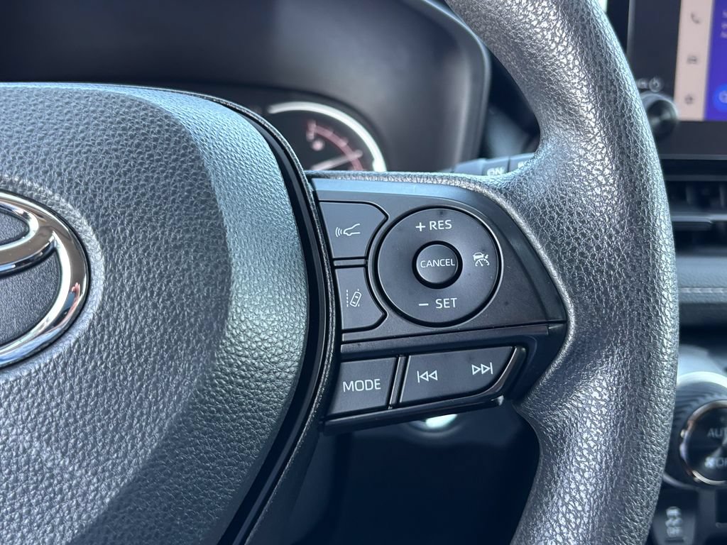 Used 2025 Toyota RAV4 XLE AWD/4WD image 28
