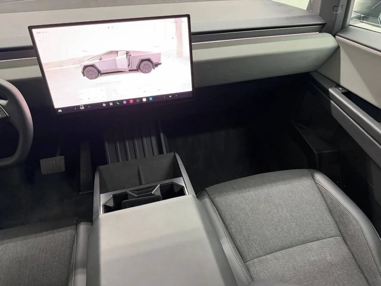 Used 2025 Tesla Cybertruck 2WD Crew Cab image 31