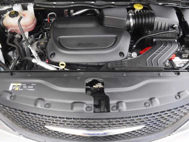 Certified 2020 Chrysler Voyager L image 11