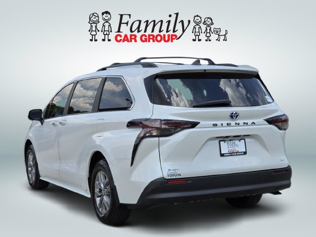 Certified 2025 Toyota Sienna XLE FWD image 3