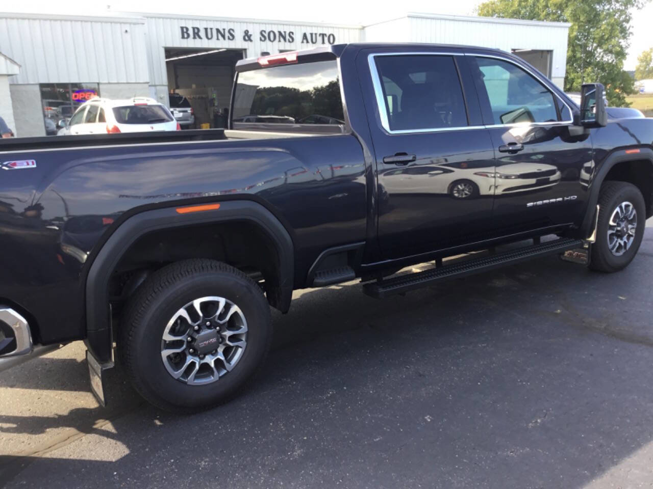Used 2025 GMC Sierra 2500 SLE w/ SLE Value Package; image 2