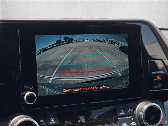 Used 2024 Toyota Highlander LE AWD/4WD image 13