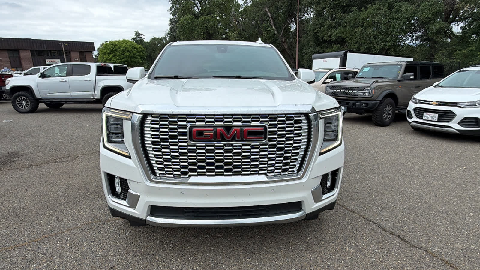 Used 2021 GMC Yukon Denali w/ Denali Ultimate Package AWD/4WD image 2