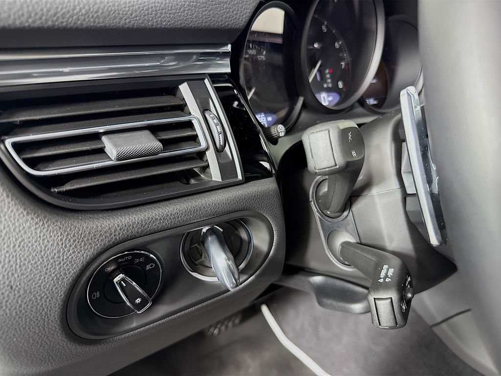 Certified 2025 Porsche Macan AWD/4WD image 11