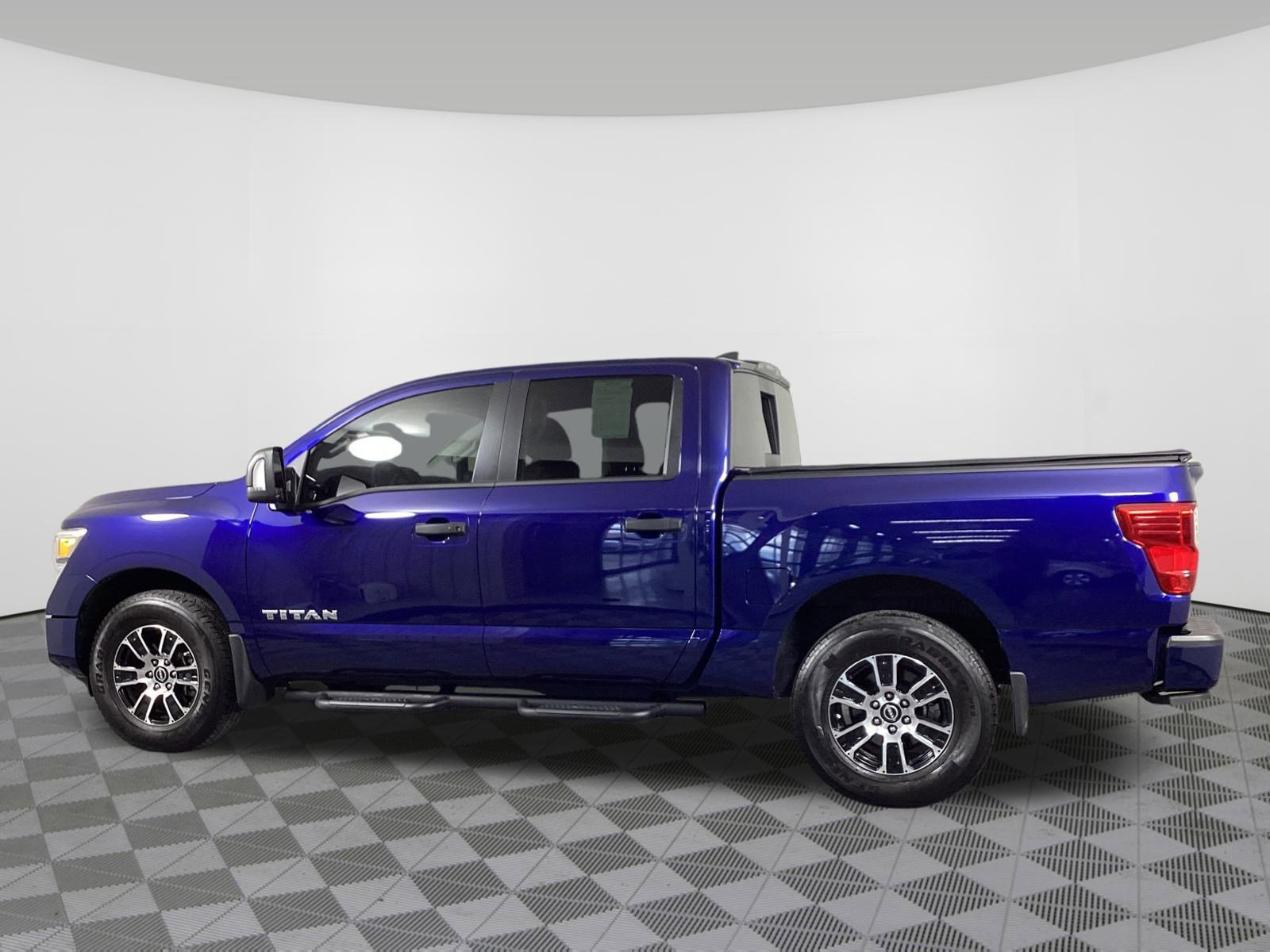 Used 2024 Nissan Titan SV w/ SV Convenience Package image 8