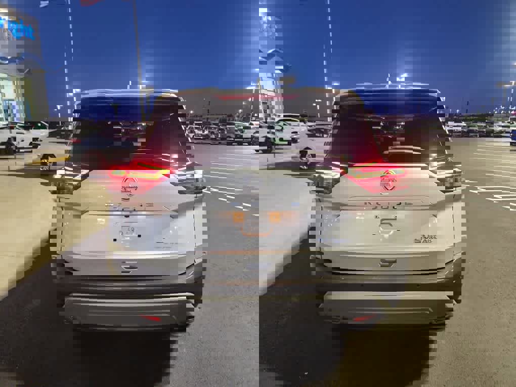 Used 2023 Nissan Rogue SV image 3