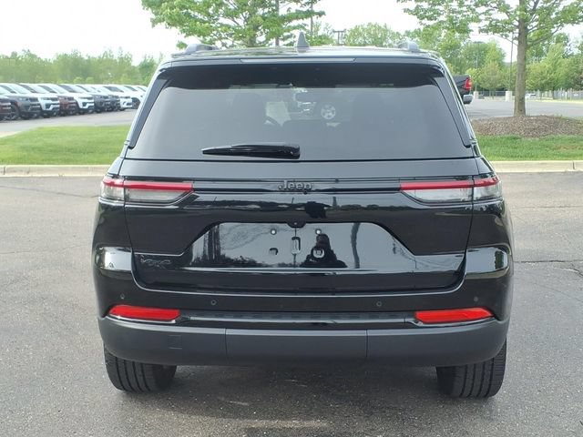Certified 2024 Jeep Grand Cherokee Altitude AWD/4WD image 5