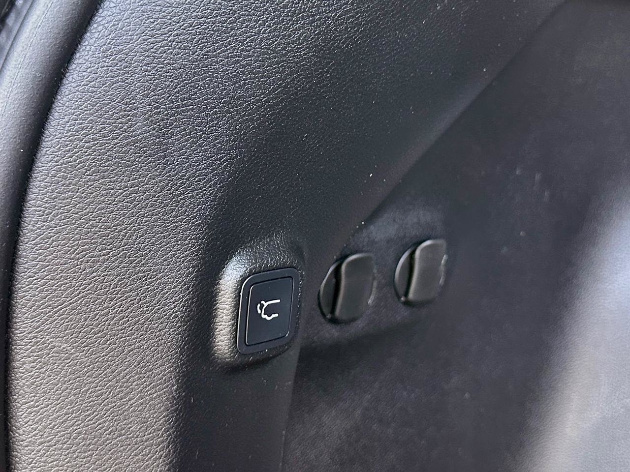 Used 2019 Jeep Cherokee Limited FWD image 32