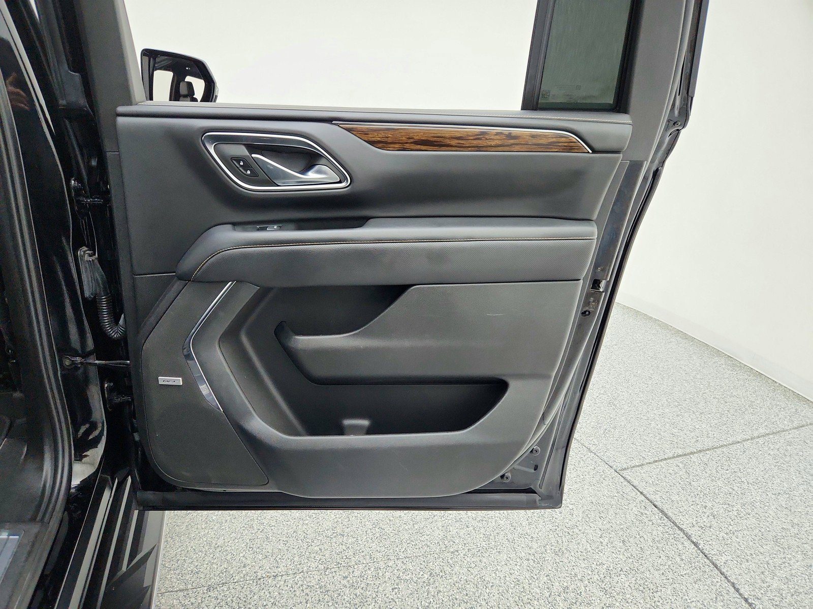 Used 2023 Chevrolet Suburban Premier RWD image 32