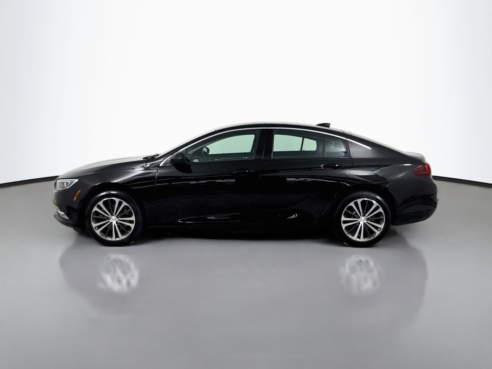 Used 2018 Buick Regal Essence w/ Sights and Sounds Package AWD/4WD image 2