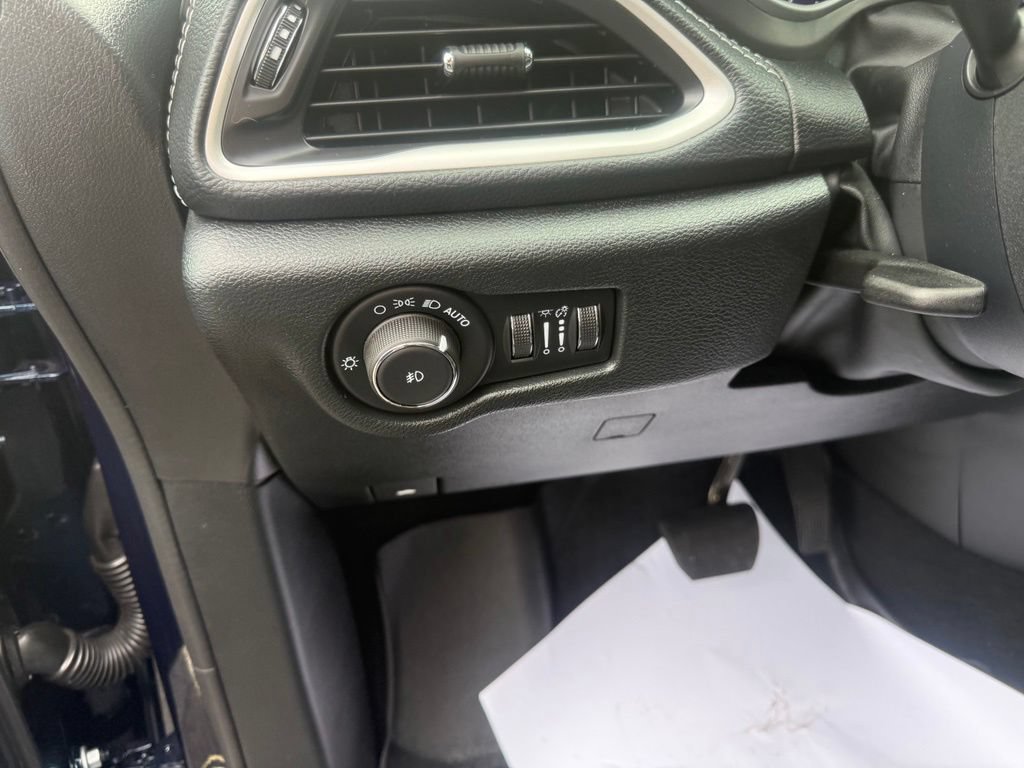Used 2025 Chrysler Pacifica Select w/ Uconnect Theater Family Group AWD/4WD image 18
