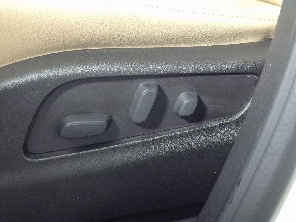 Certified 2024 Cadillac XT4 Luxury w/ Cold Weather Package image 15