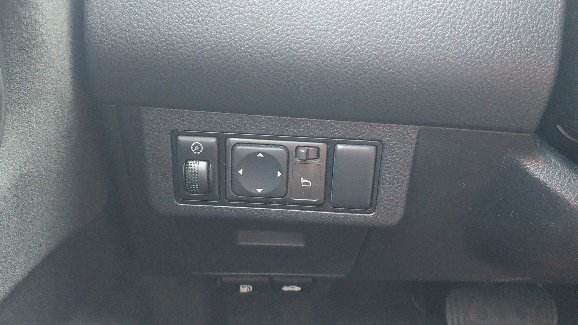 Used 2011 Nissan Versa 1.8 S w/ Plus Pkg FWD image 22