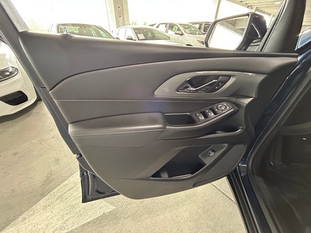 Used 2023 Chevrolet Traverse LT image 40