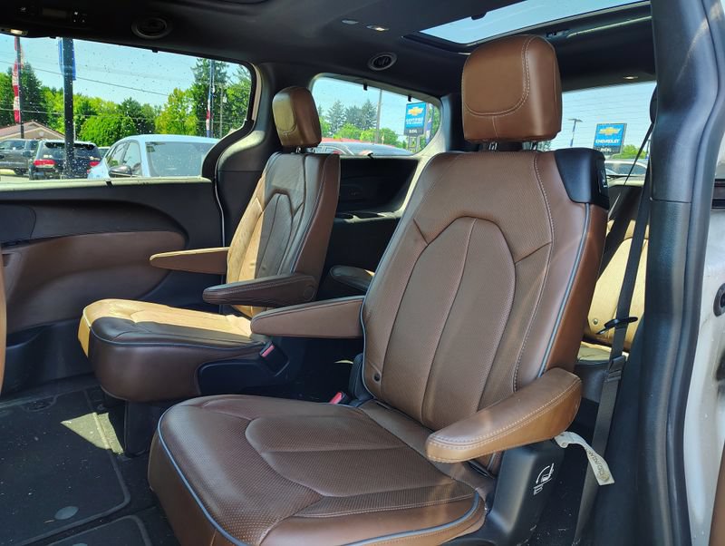 Used 2020 Chrysler Pacifica Limited w/ Advanced Safetytec Group FWD image 10