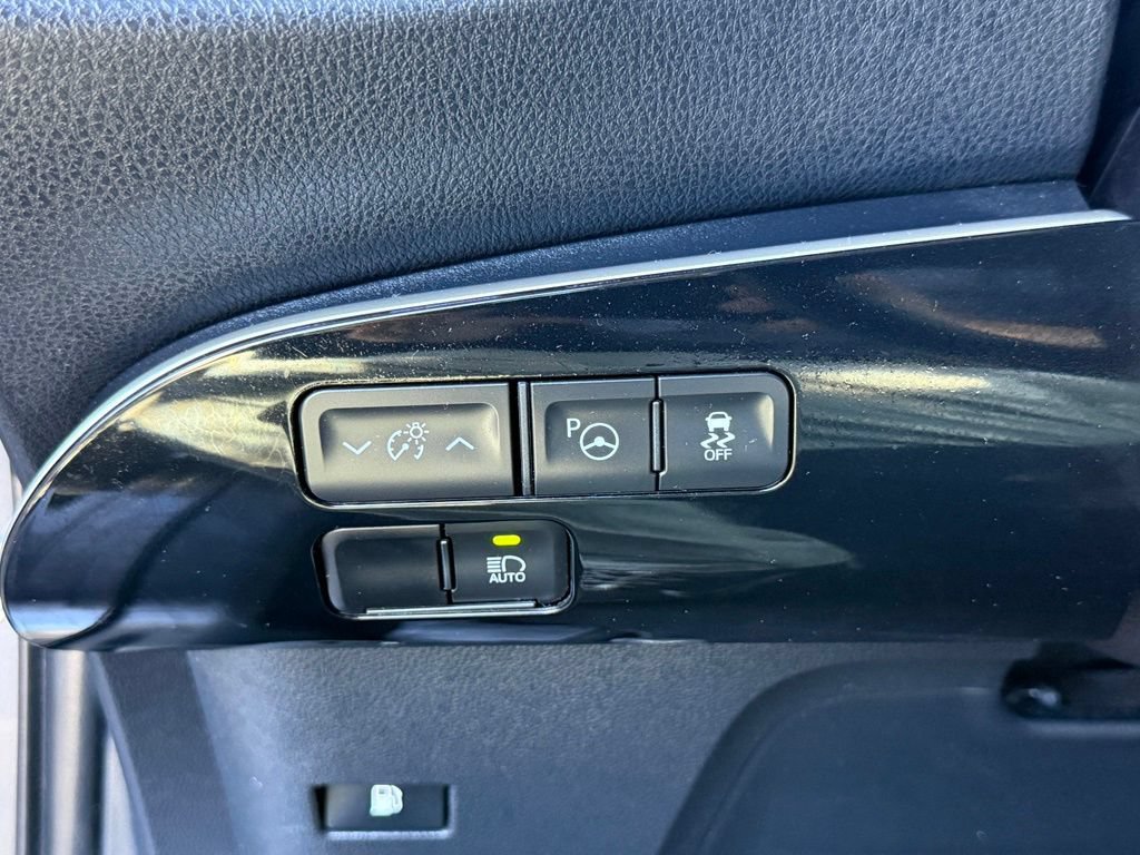 Used 2022 Toyota Prius LE FWD image 23