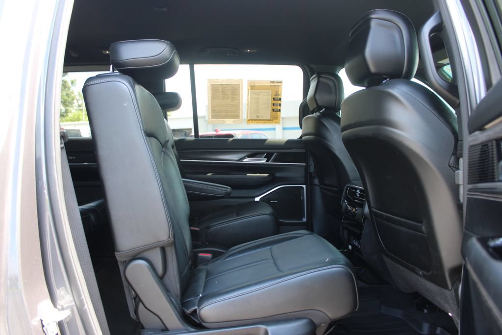 Used 2024 Jeep Wagoneer Series II AWD/4WD image 38