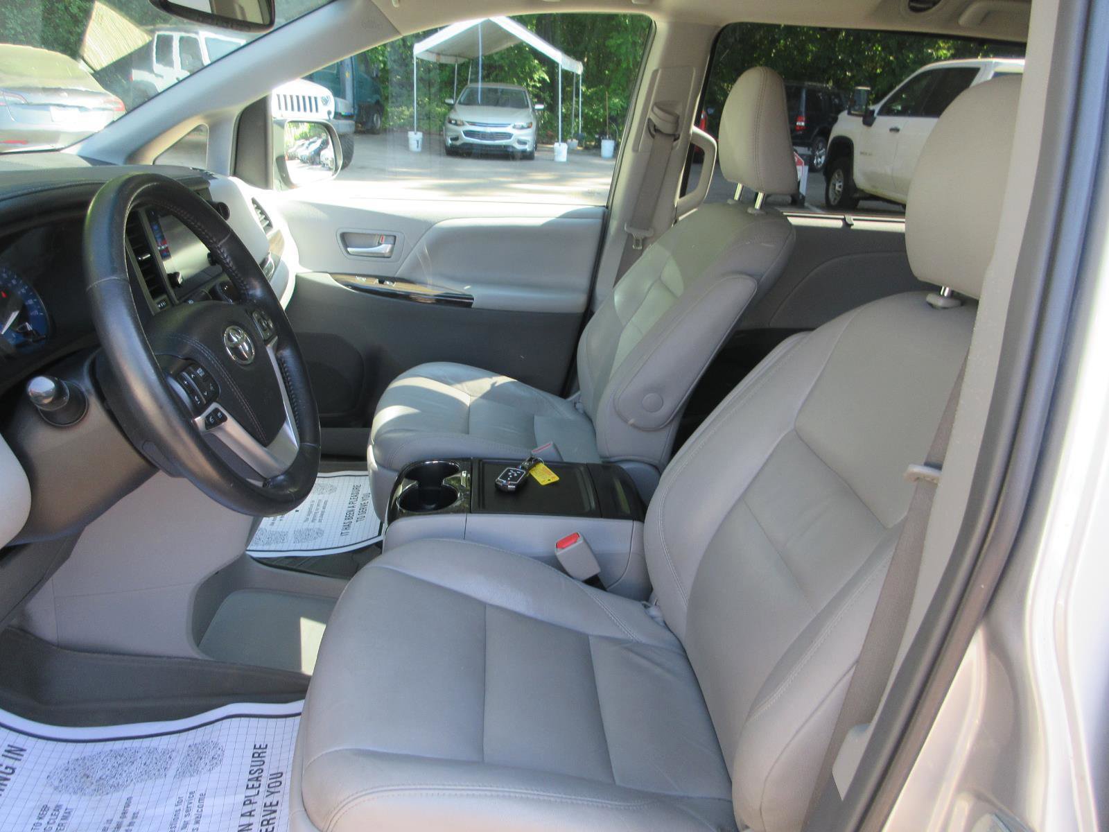 Used 2017 Toyota Sienna XLE FWD image 14