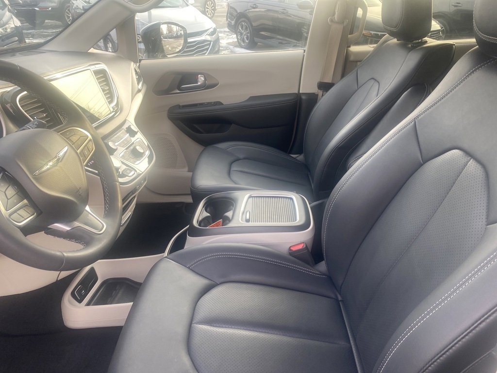 Used 2024 Chrysler Pacifica Touring-L image 5