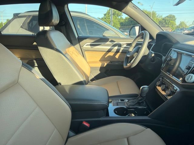 Used 2023 Volkswagen Atlas Cross Sport SE w/ Panoramic Sunroof Package FWD image 2