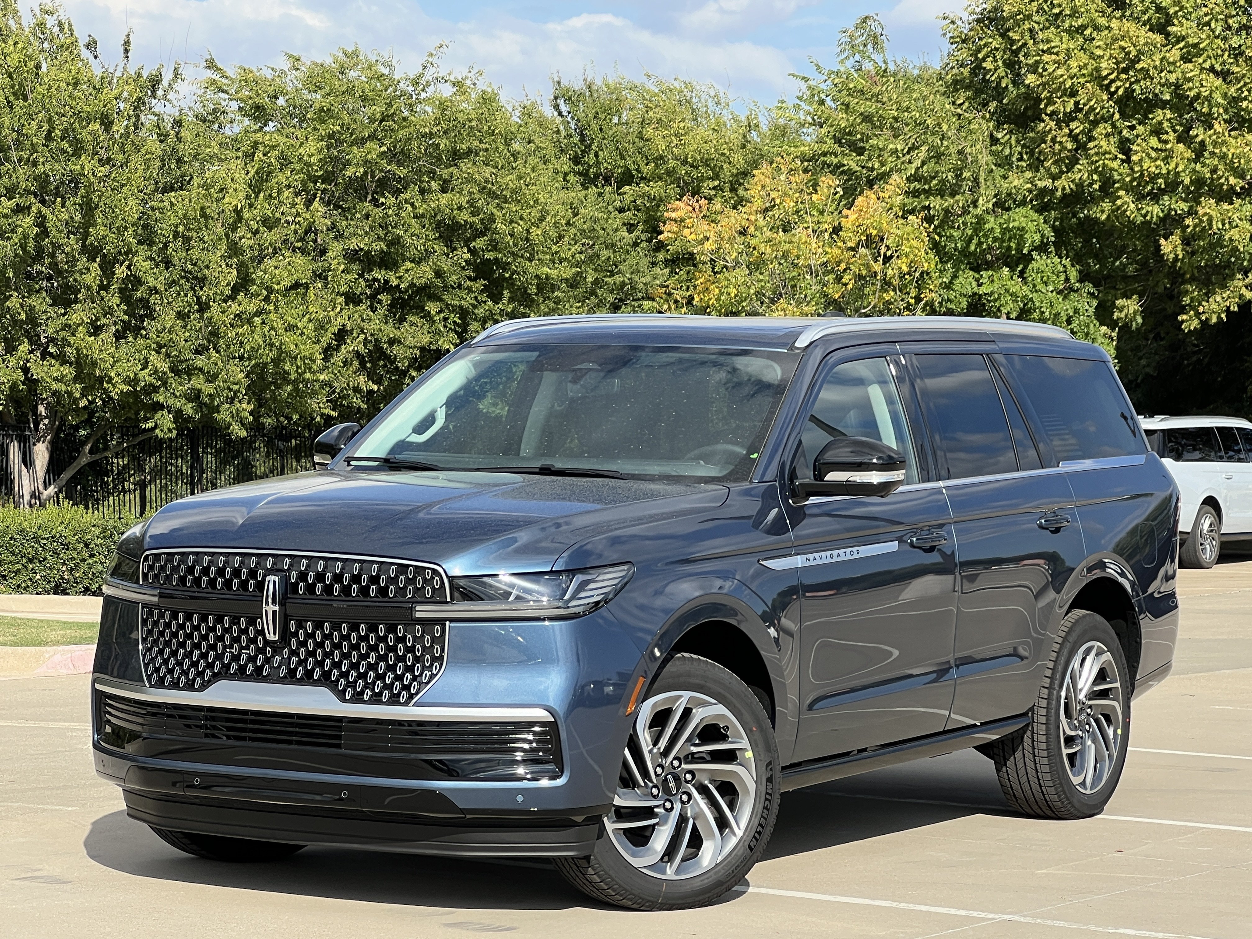 New 2027 Lincoln Navigator Reserve AWD/4WD image 2