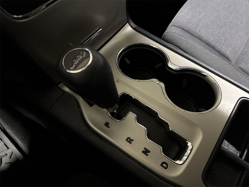 Used 2012 Jeep Grand Cherokee Laredo w/ Laredo E Group image 16