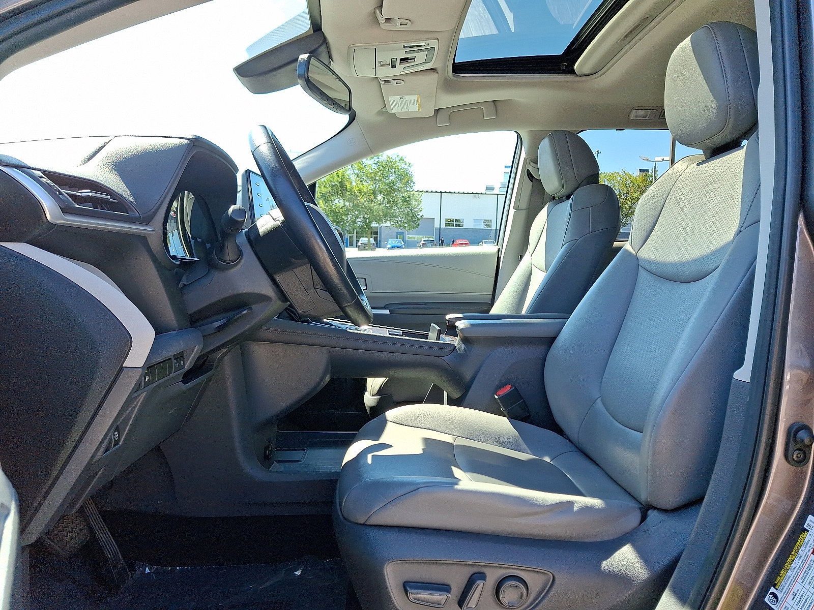 Used 2021 Toyota Sienna XLE image 15