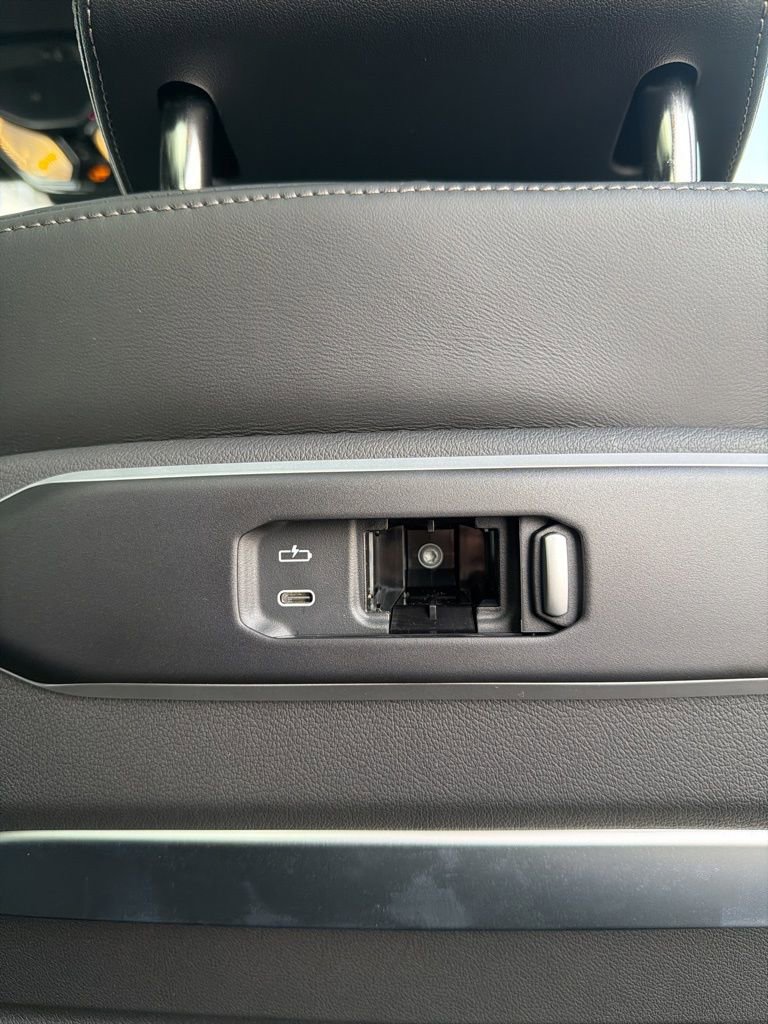 New 2026 BMW X7 M60i w/ Climate Comfort Package image 31