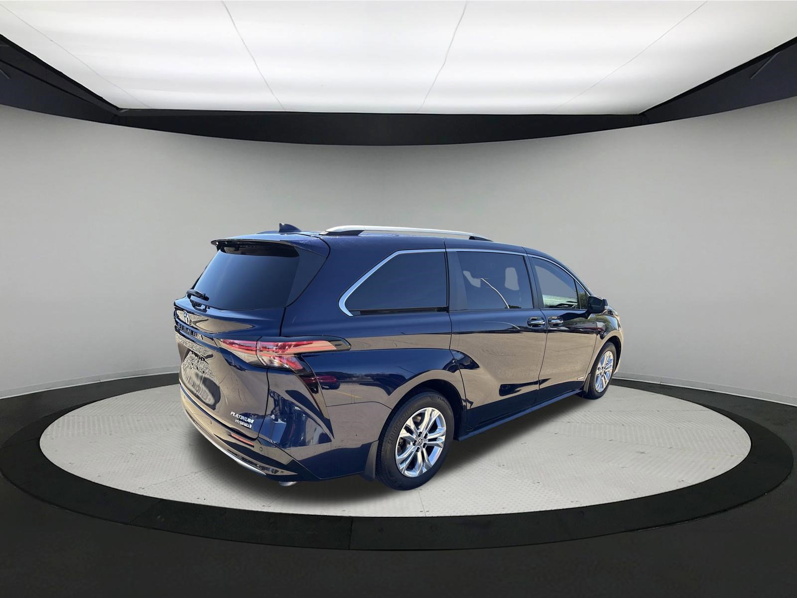Used 2021 Toyota Sienna Platinum w/ Outdoor Package (TMS) image 7