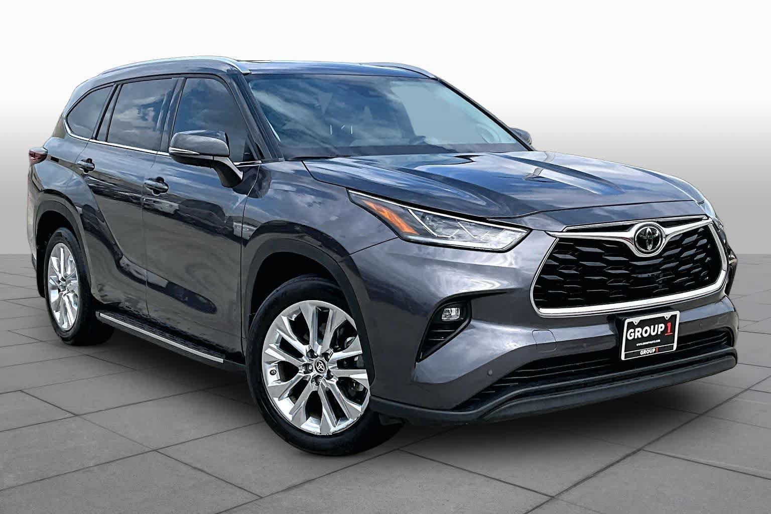 Used 2024 Toyota Highlander Limited FWD image 3