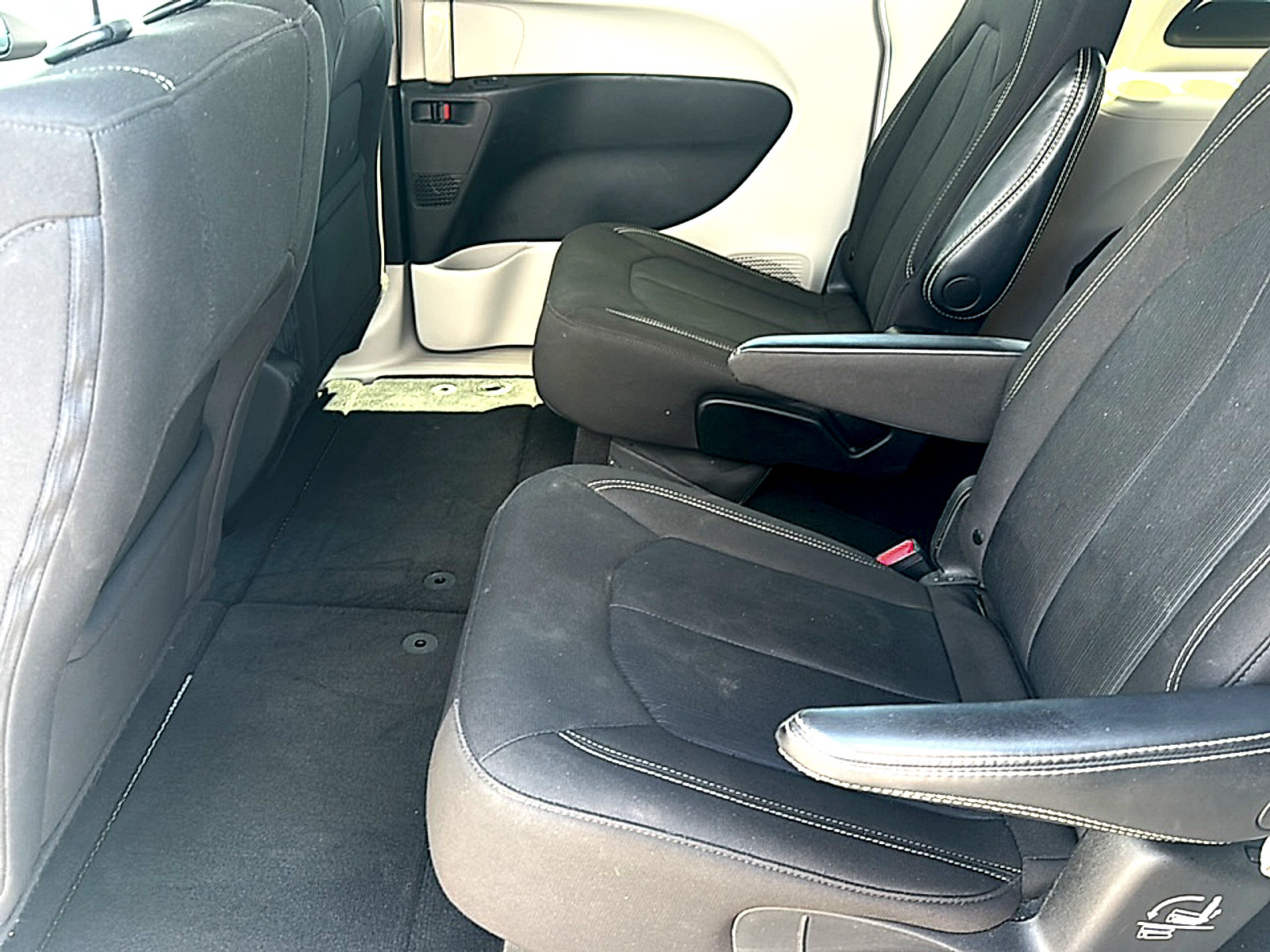 Used 2023 Chrysler Voyager LX FWD image 18