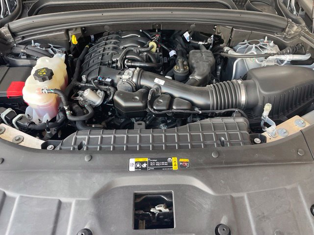 Used 2025 Jeep Grand Cherokee Laredo RWD image 29