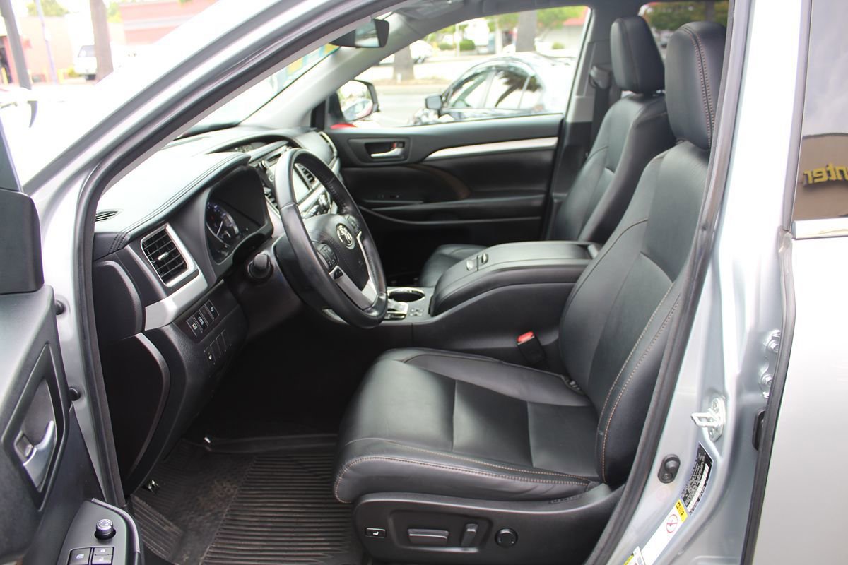 Used 2018 Toyota Highlander XLE AWD/4WD image 19