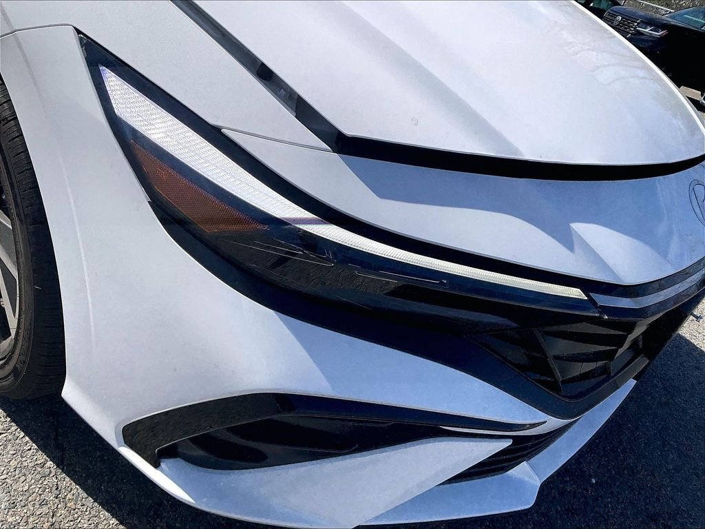 Used 2025 Hyundai Elantra SEL FWD image 31