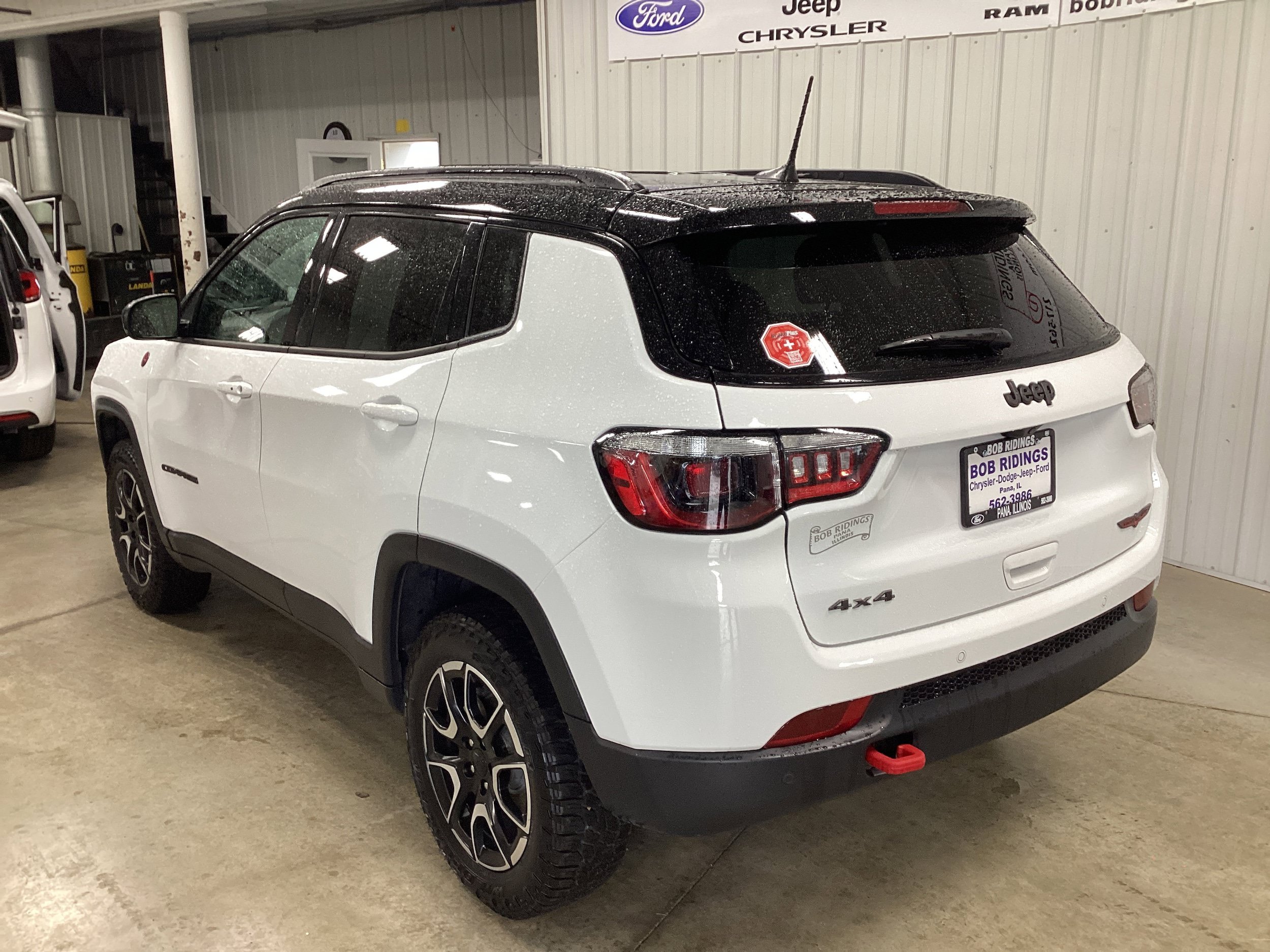 Used 2024 Jeep Compass Trailhawk w/ Trailhawk Convenience Group AWD/4WD image 3