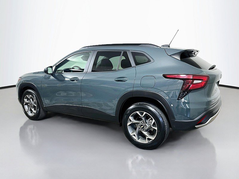 Used 2025 Chevrolet Trax LT FWD image 5
