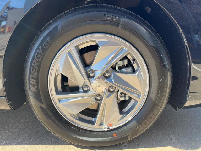 Used 2025 Hyundai Elantra SE image 5