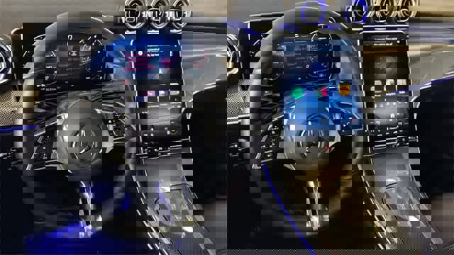 Used 2025 Mercedes-Benz GLC 300 4MATIC image 27