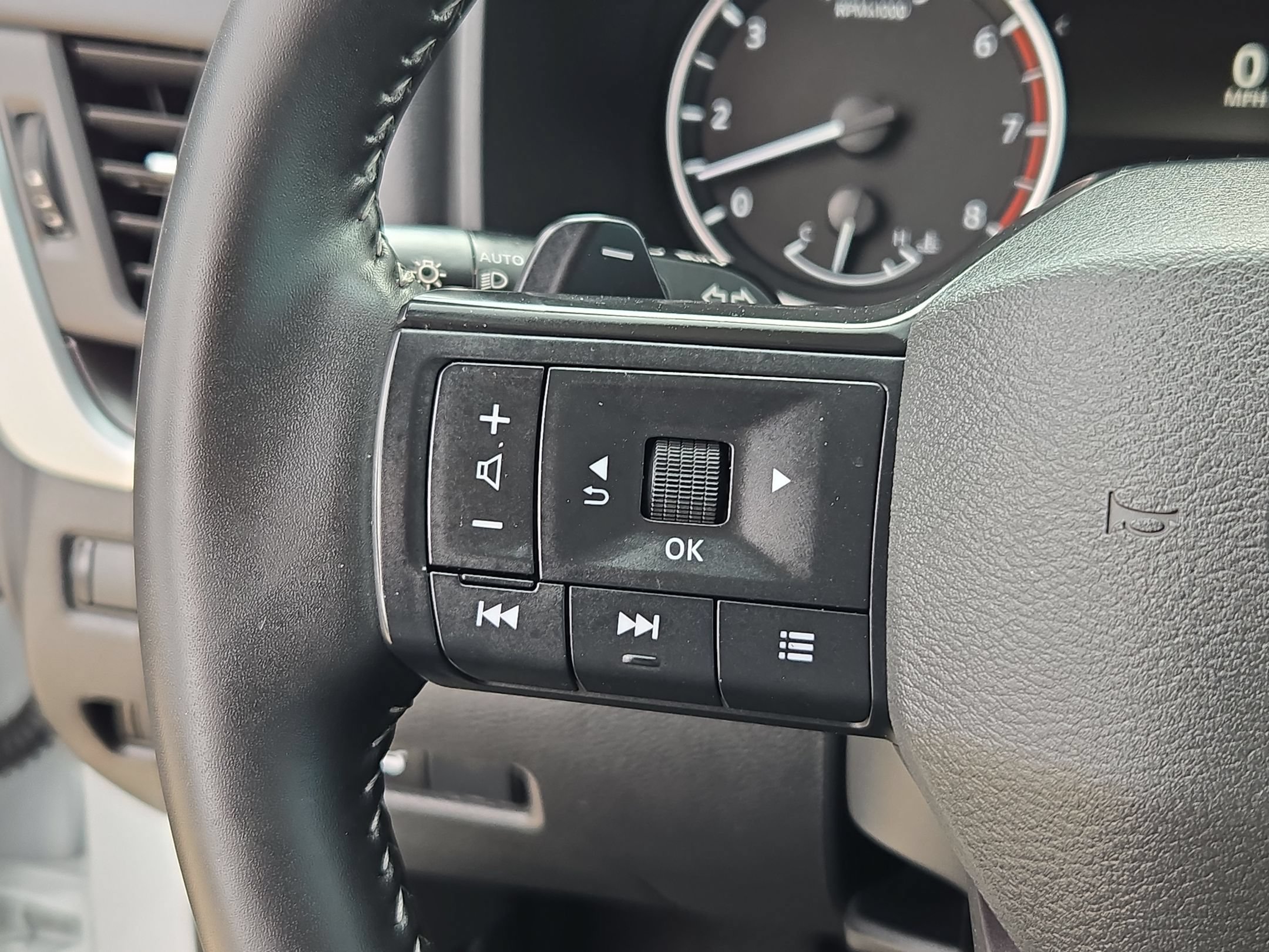 Certified 2026 Nissan Rogue SV FWD image 22