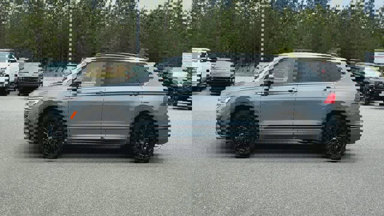 Used 2022 Volkswagen Tiguan SE R-Line image 5