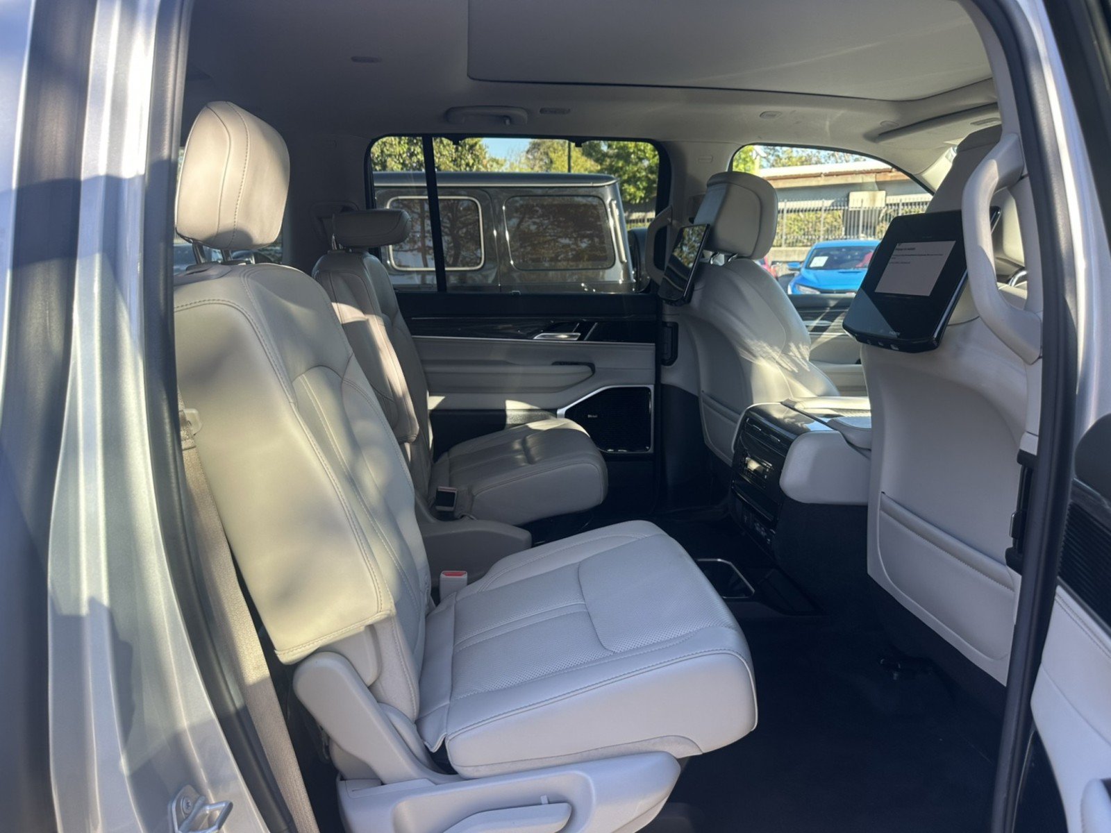 Used 2022 Jeep Wagoneer Series III w/ Premium Group I AWD/4WD image 22