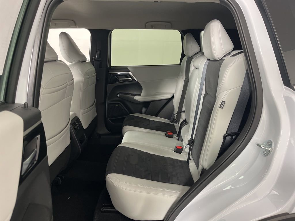 Used 2025 Mitsubishi Outlander SE image 24