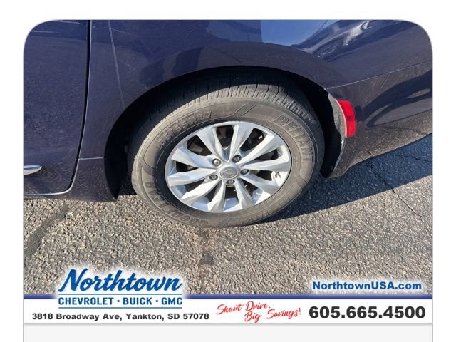 Used 2018 Chrysler Pacifica Touring-L image 9